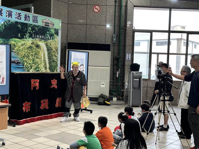 新北市树林警分局以布袋戏的方式宣导防诈。（警方提供）