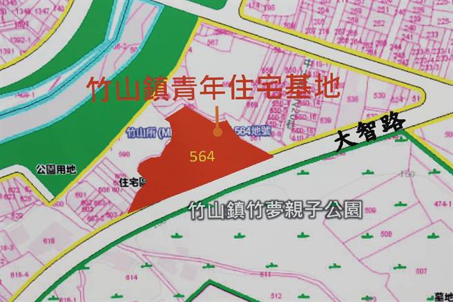 竹山镇青年住宅基地敲定，占地1060坪、可盖77户至百户，与年底将完工的竹梦亲子公园只隔一条马路。（南投县政府提供／杨静茹南投传真）