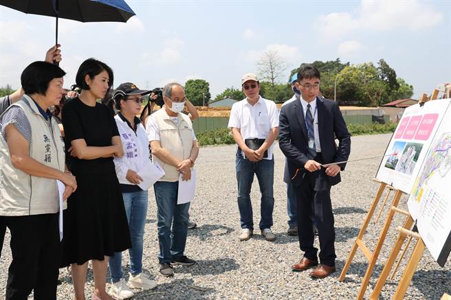 县府建设处长张洲沧在竹山青年住宅基地进行简报，强调基地单纯完整，约1060坪，全部是县有地，是竹山都市计画住宅区。（南投县政府提供／杨静茹南投传真）
