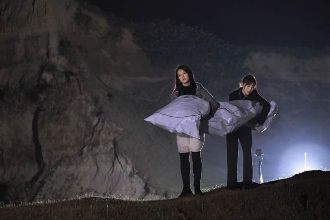 顏晓筠、赖芊合剧中半夜弃尸。（民视提供）