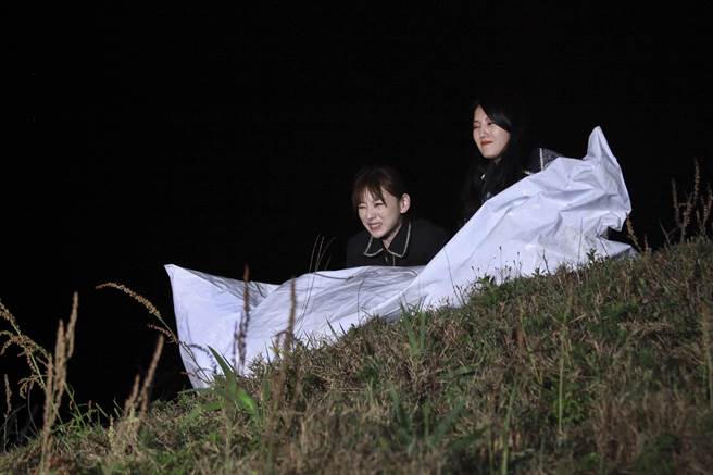 顏晓筠、赖芊合剧中半夜弃尸。（民视提供）