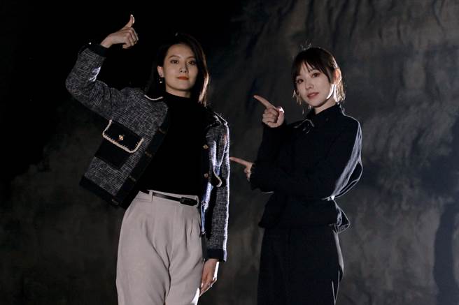 顏晓筠、赖芊合剧中半夜弃尸。（民视提供）