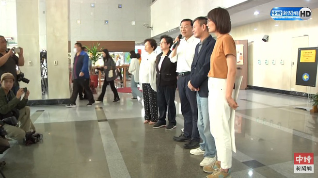 经国民党抗议，NCC决议镜电视相关案件择期再审，立法院国民党团总召曾铭宗强调会持续的强力监督。（图／截自中时新闻网YT直播）