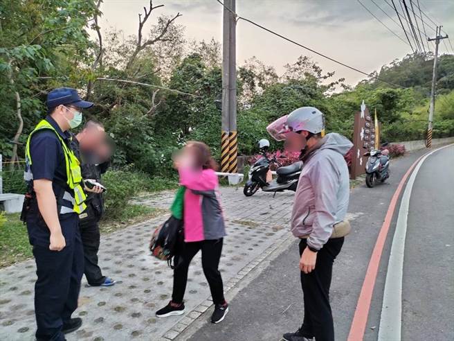 大湖警分局员警协助熊姓女子寻回遗失包包。（大湖警分局提供／谢明俊苗栗传真）