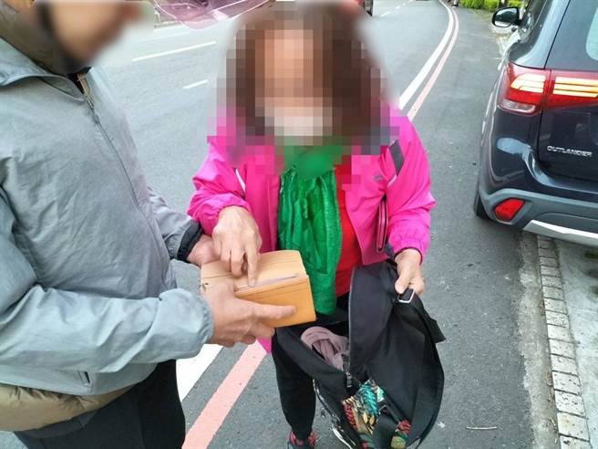 大湖警分局员警协助熊姓女子寻回遗失包包。（大湖警分局提供／谢明俊苗栗传真）