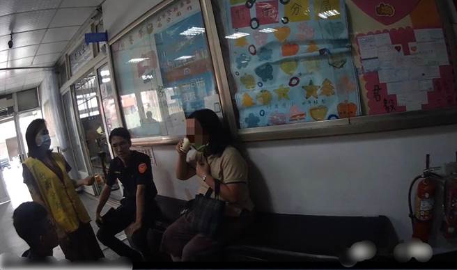 竹南警分局员警费了一个小时功夫才说服妇人不再匯款。（竹南警分局提供／谢明俊苗栗传真）