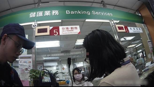 竹南警分局员警费了一个小时功夫才说服妇人不再匯款。（竹南警分局提供／谢明俊苗栗传真）