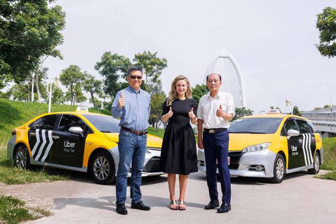 （Uber台湾总经理杨丽达(中)今(3)日宣布，与台中飞狗卫星车队车队、永保车队合作「优步小黄」。图／业者提供）