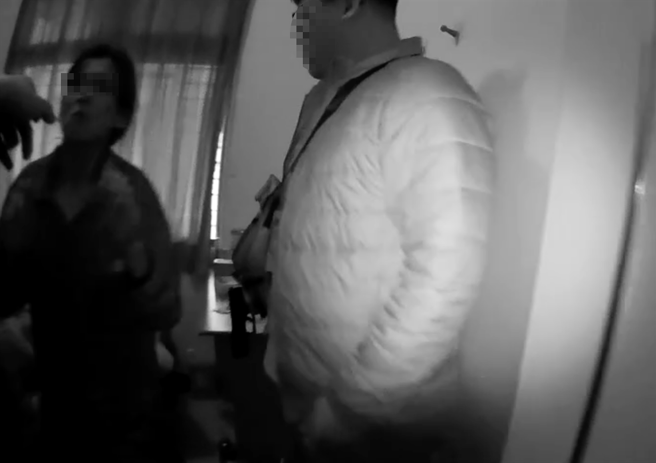 警方在蔡女屋内起出一把改造手枪。（翻摄画面）