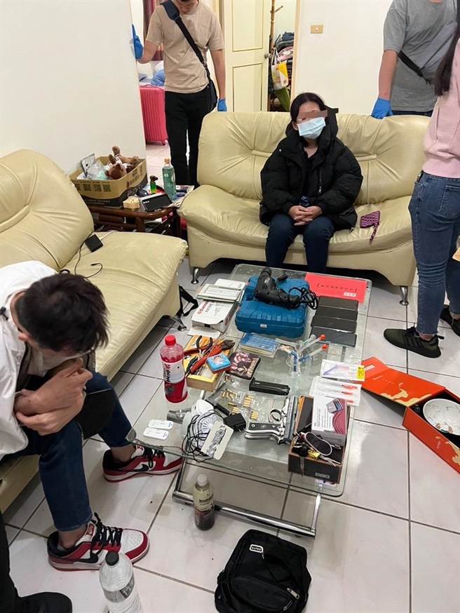 警方在桃园龟山逮捕一对亡命毒鸳鸯。（翻摄画面）