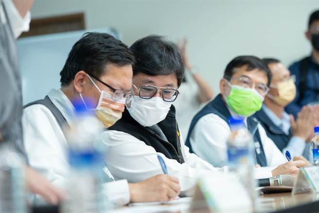 前桃园市长、现任行政院副院长郑文灿（左一）与现任立委赵正宇（左二）相交多年。（图取自赵正宇脸书／陈梦茹桃园传真）