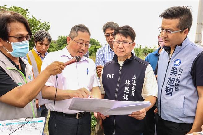 立委林思铭（中）和县议员吴旭智（右）到下雨就淹水的重划区会勘。（吴旭智团队提供／罗浚滨新竹传真）