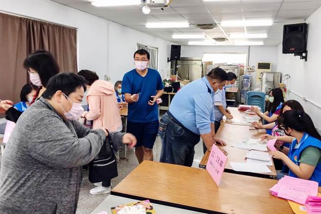 竹北市行政区域调整，市公所与户政事务所合作每周六将驻点于各里集会所或部分社区大楼大厅，方便民眾更改注记身分证及户口名簿。（竹北市公所提供／罗浚滨新竹传真）