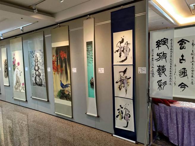 新北市三重区社教馆于今(3)日起至21日展出《国立台湾艺术大学书画系友会联展-绽放艺彩》。(黄敬文摄)