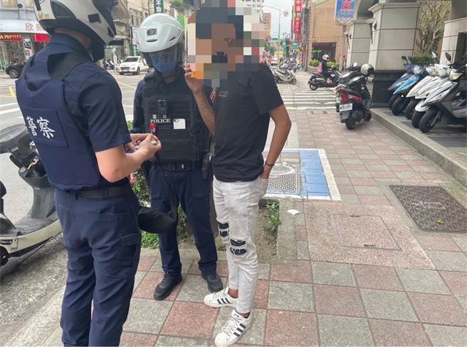 新北市樹林警方昨日逮補1名詐欺車手。（警方提供）