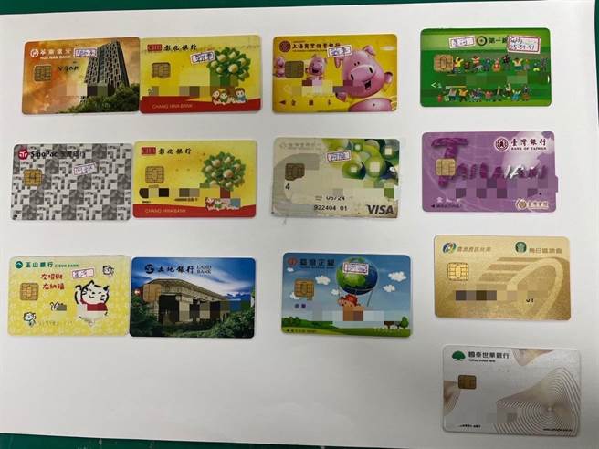 警方當場查扣13張金融卡。（警方提供）