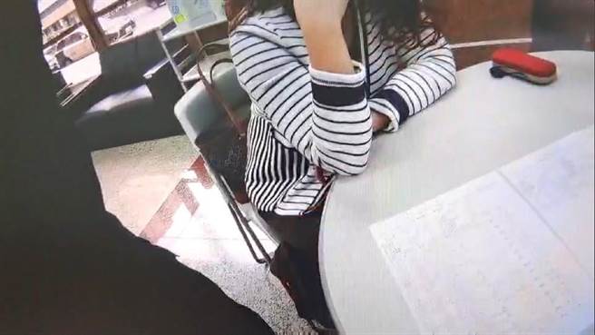 刘妇为男友领钱，惊觉自己变成诈团车手。（警方提供）