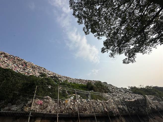 桃园龙潭区店子湖垃圾掩埋场堆置上百万吨垃圾，甚至高过防护栏。（吕筱蝉摄）