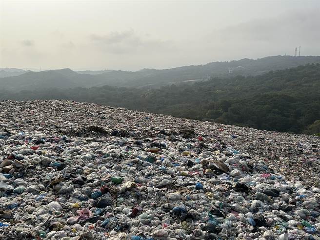 桃园龙潭区店子湖垃圾掩埋场堆置上百万吨垃圾，甚至高过防护栏。（吕筱蝉摄）