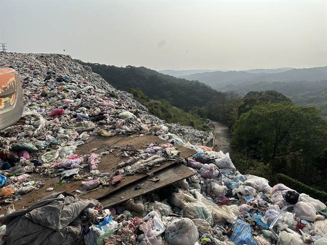桃园龙潭区店子湖垃圾掩埋场堆置上百万吨垃圾，甚至高过防护栏。（吕筱蝉摄）