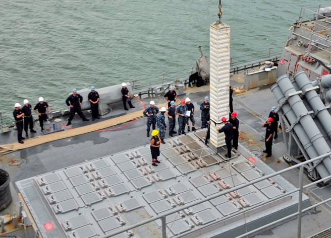 垂直发射器的重新装填，用起重机吊运，但是在外海很容易摇晃，成为问题。(图/美国海军)