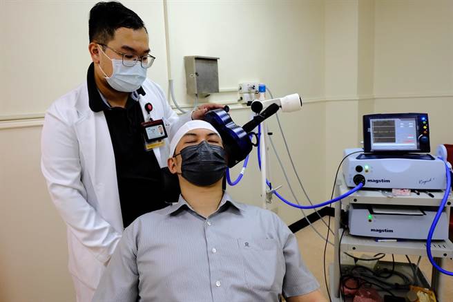 卫生福利部桃园医院神经内科于去年底开始引进重覆性经颅磁刺激治疗（rTMS）。（部立桃园医院提供／陈梦茹桃园传真）