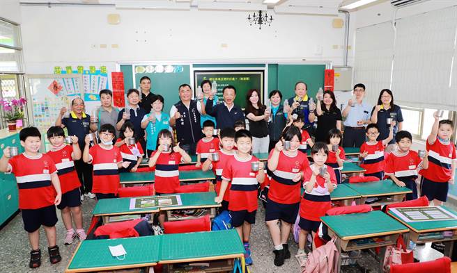 嘉义县政府在县内12所学校推动，每周供应一次现磨现煮的豆浆给学童喝。（吕妍庭摄）