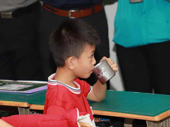 嘉义县政府在县内12所学校推动，每周供应一次现磨现煮的豆浆给学童喝。（吕妍庭摄）