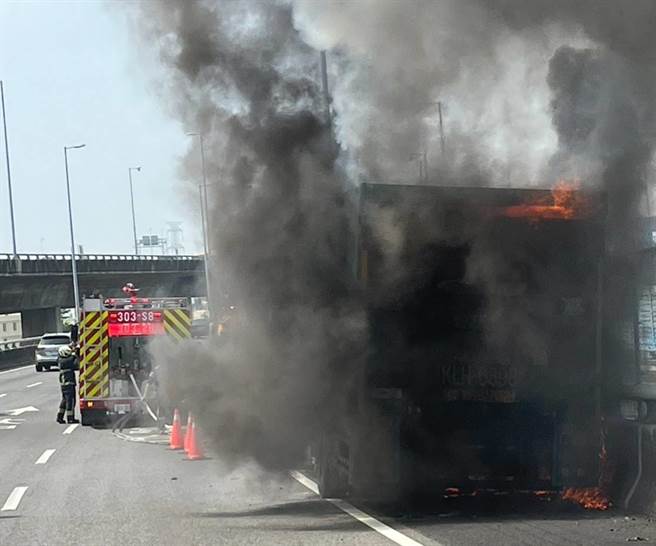 国道1号中山高速公路北向彰化系统匝道发生火烧车，黑色浓烟及火舌不断从大货车窜出。（民眾提供／孙英哲彰化传真）