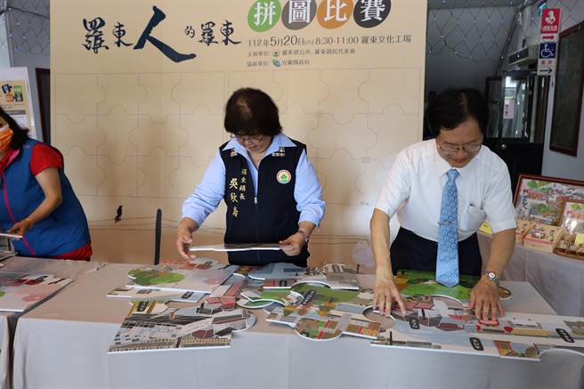 罗东镇长吴秋龄（左）与罗东高中校长曾璧光（右）一同体验趣味拚图。（罗东镇公所提供／吴佩蓉宜兰传真）