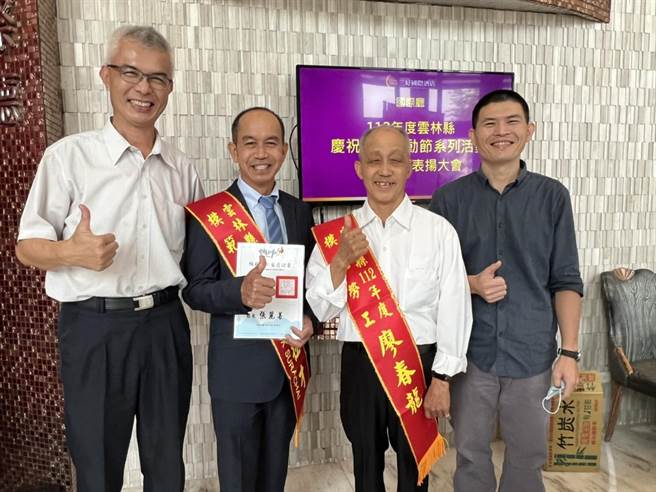 泰国移工苏拉才（左二）获得全国模范移工殊荣，左起云林县劳青处长张世忠，他的前领班廖春龙、现任领班许建峰。（周丽兰摄）