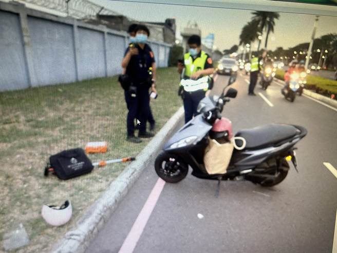 女骑士疑因闪避安全帽而摔地。（翻摄照片／高雄洪靖宜传真）