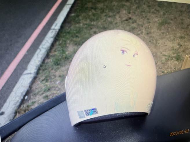 女骑士疑因闪避安全帽而摔地。（翻摄照片／高雄洪靖宜传真）