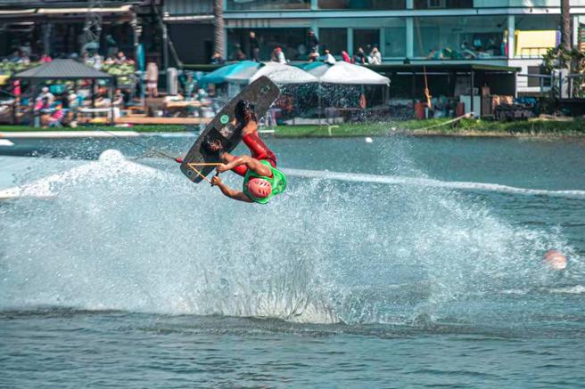 莲潭滑水主题乐园常有滑水好手展现技巧。(高雄市观光局提供)