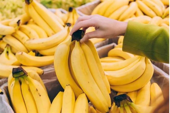 4月28日草屯镇一所国小的营养午餐水果是香蕉，该校家长会长女儿与同学竟为了一根香蕉演变成肢体衝突。（本报资料照片／杨静茹南投传真）