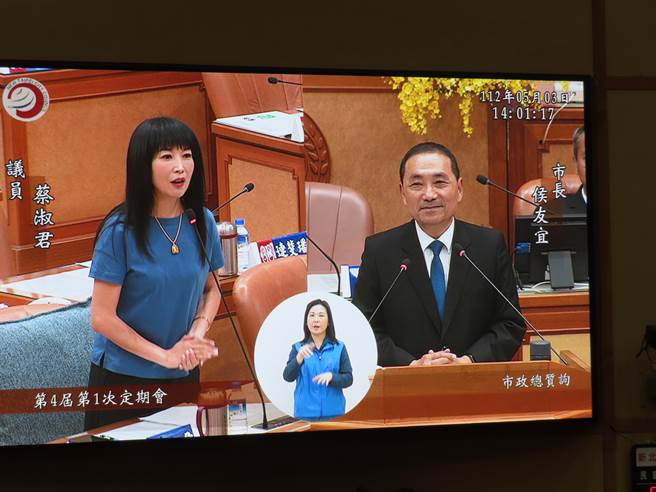 林口阿姨蔡淑君争取林口轻轨，侯友宜允诺重新评估。（叶德正翻摄）