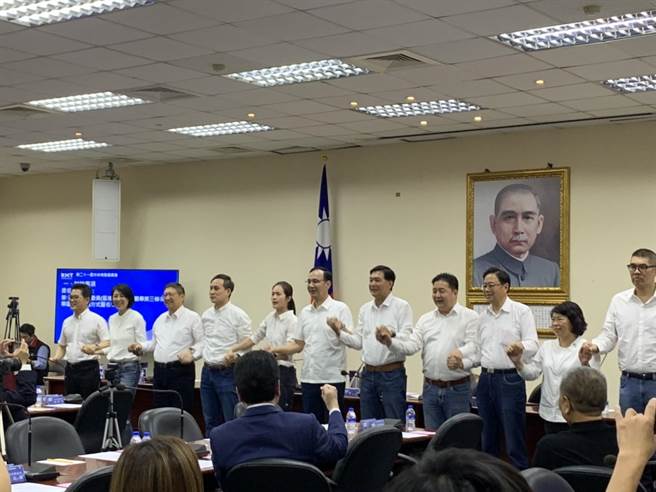 中央提名委员会成员朱立伦、张善政、黄敏惠、杨文科、许淑华、连胜文、黄健庭、曾铭宗等人与立委提名同志一同亲自出席中常会。（张薷摄）