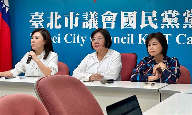 国民党港湖区立委初选，3日在北市党部主委黄吕锦茹（中）携李彦秀（左）及游淑慧（右），宣布游淑慧礼让李彦秀，退出党内立委初选。（丁上程摄）