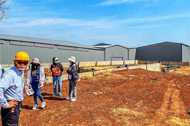 县府工务处人员到湖口乡405巷执行第2案农地仓库拆除，发现业者已自行拆完。（罗浚滨摄）