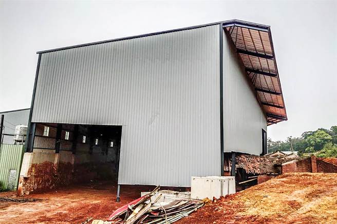 湖口乡405巷农地仓库，被查报列为第2案强制执行。（新竹县政府提供／罗浚滨新竹传真）