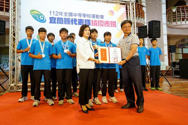 宜兰县政府今天表扬全中运参赛绩优选手、学校，县长林姿妙（前排左）强调县府会持续努力打拚，让宜兰运动风气能蓬勃发展。（李忠一摄）