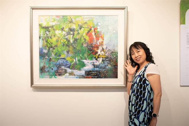 陈丽娟作品《如歌行旅》以抽象手法厚迭陡峭苍翠的林间山谷，清澈溪水穿流的绚丽美景。（陈淑娥摄）