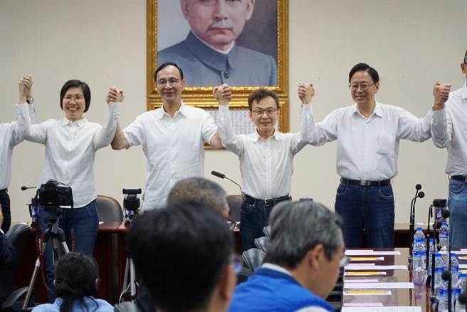 立委鄭正鈐（右2）獲國民黨提名競選連任，他痛批民進黨仗著國會過半的優勢，不斷行使多數暴力輾壓民意，造就「失能」、「缺德」的政府。（鄭正鈐辦公室提供／王惠慧新竹傳真）