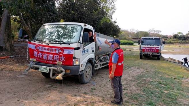 南区水资源局与台南市政府合作，4月中旬开始调派水车从虎头埤水库载水到山区。（台南市政府提供／张毓翎台南传真）