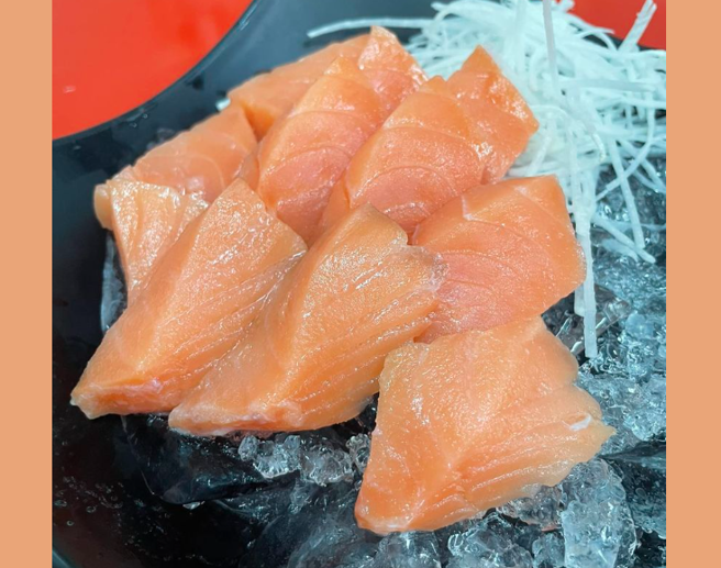 一名網友日前花300元點一盤鮭魚生魚片，端上桌後發現沒油花，吃起來也不像鮭魚。（翻攝自爆料公社）