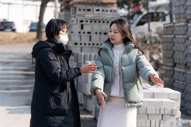 导演丁朱里（左）在片场和金施恩沟通演出方式。（华映提供）