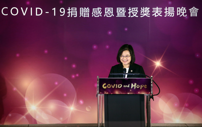 蔡英文总统2日出席COVID-19捐赠感恩暨授奖表扬晚会，笑容满面的感谢所有在疫情期间奉献牺牲的护理人员及对疫情贡献的每个人及团体。（资料照,邓博仁摄）
