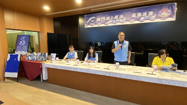 副县长李文良(右二)表示，随着金门大桥的开通，本届金门海上长泳将首度移师烈屿乡东岗海湾举行。(于家麒摄)
