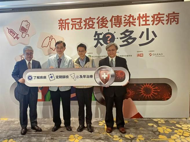 台湾感染症医学会今年3月进行千人病毒认知大调查。疾管署副署长罗一钧（右二）提醒，疫情指挥中心解散并不代表病毒不具威胁，大眾应对所有传染性疾病有正确认知。（王家瑜摄）