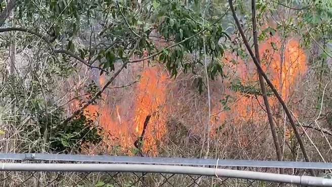 台东丰年机场西侧有上百公顷的废耕农地，今天下午1点时突然不明原因起火燃烧。（读者提供／蔡旻妤台东报导）